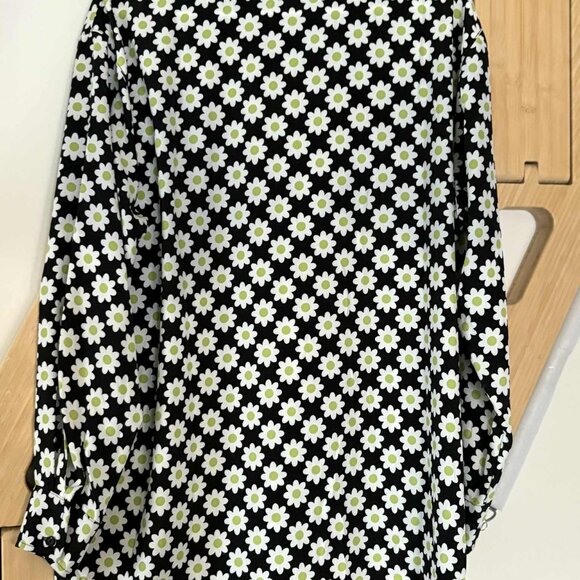 Black Daisy Print Button-Up Blouse – Size 8 - Picture 2 of 3